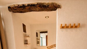 Une salle de bain équipée d’un lavabo, d’un miroir, d’un porte-serviettes et d’un rideau de douche.
