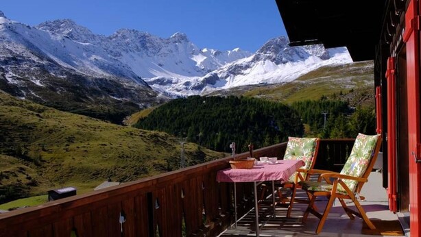 A balcony with a table and chairs overlooking a mountainous landscape. - Lill Britta 2, mittlere Wohunug Appartement/Fewo, Dusche und Bad, WC, Komfort by Interhome (Arosa)