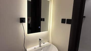 Studio Suite | Bathroom | Slippers, towels, soap, shampoo