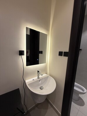 Studio Suite | Kamar mandi | Sandal, handuk, sabun, dan sampo