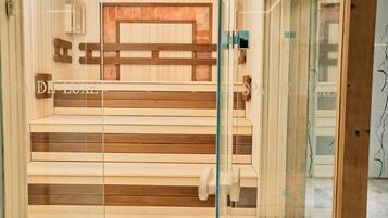Interior de madera con un panel de vidrio, un banco y una puerta con picaporte.