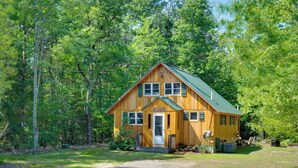 A wooden cabin with a green roof, a front door, and a sign that reads 'The Mullen Family Cabin.' - North Conway: Updated 3BR Cabin Sleeps 9, Fire Pit (North Conway)