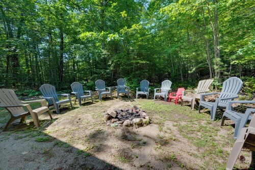 North Conway: Updated 3BR Cabin Sleeps 9, Fire Pit