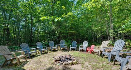 North Conway: Updated 3BR Cabin Sleeps 9, Fire Pit