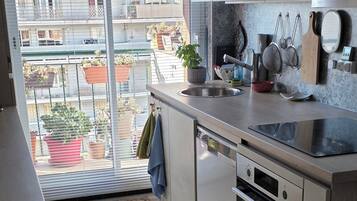 Una cucina moderna con un'ampia finestra, un lavandino e un forno integrato.