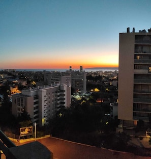 A cityscape at dusk with buildings and a sunset. - Bed and Breakfast for Solo Female Travelers (Marseille)