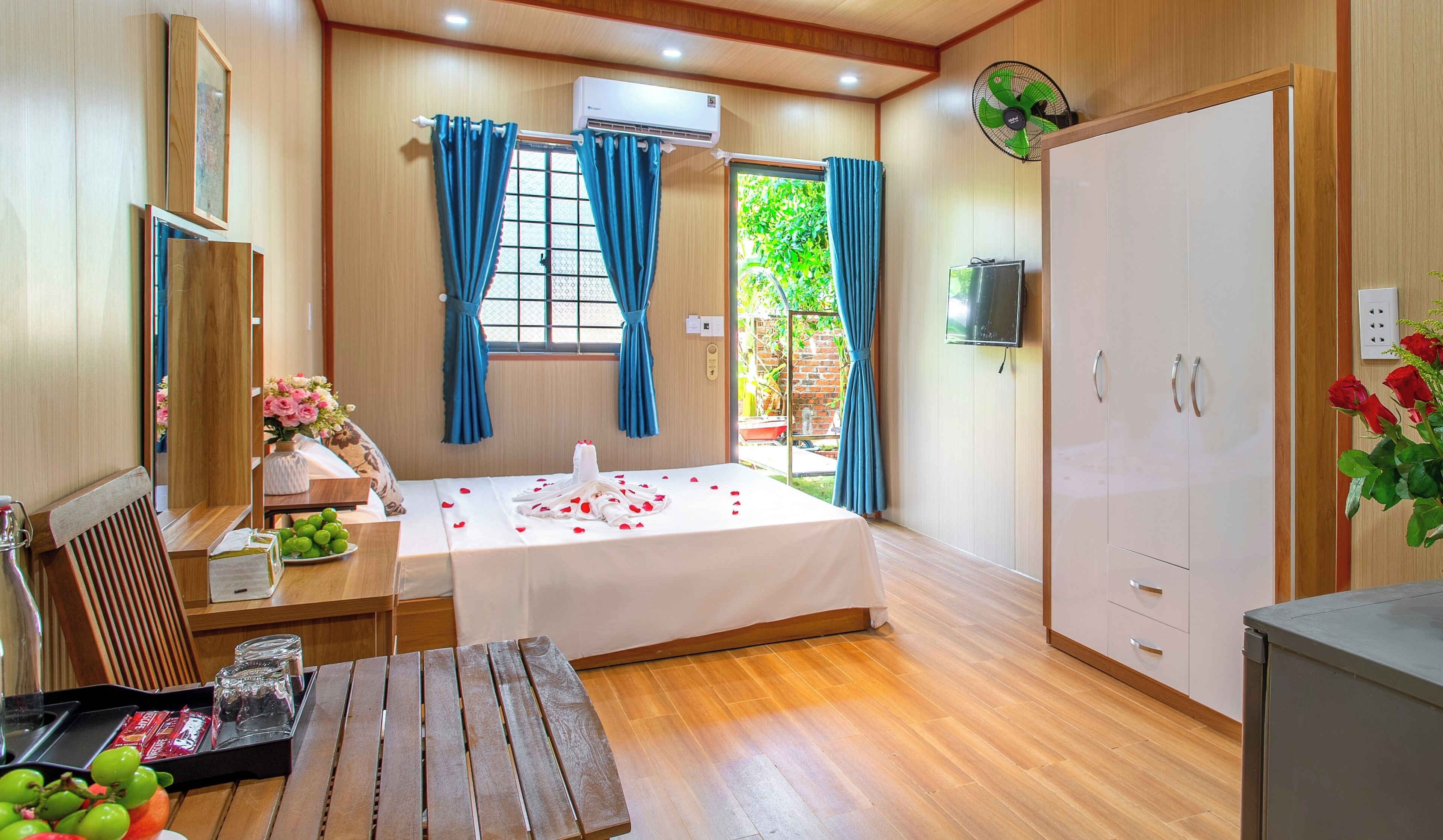 Classic Room, Garden View | Desk