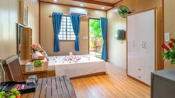 Classic Room, Garden View | Desk