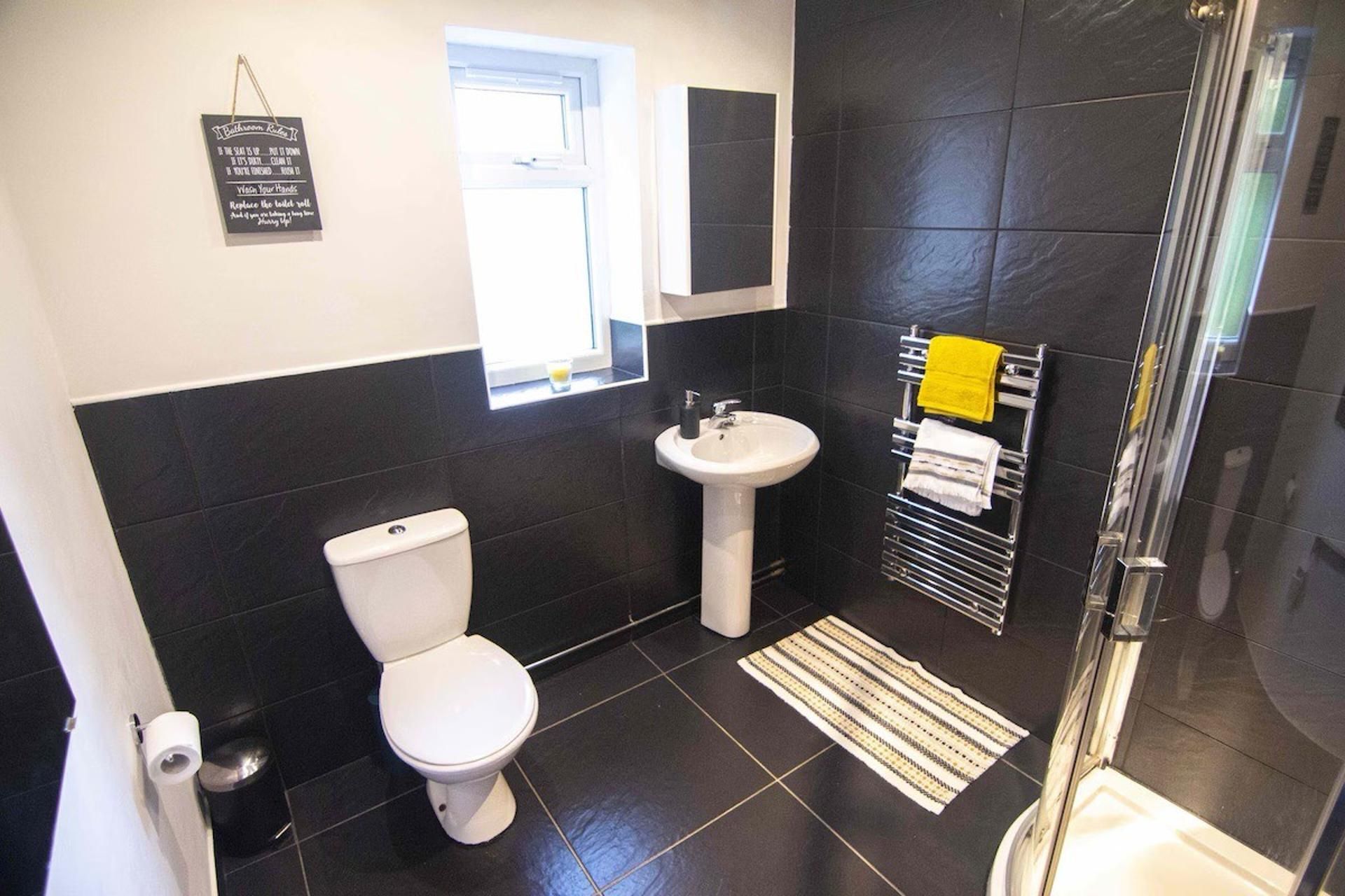 Ein Badezimmer mit Toilette, Waschbecken und Dusche.