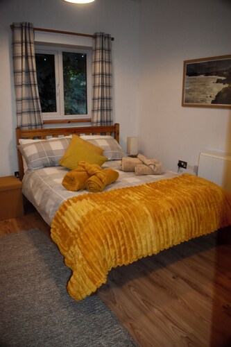 Snowdonia Riverside Cabin With Private River