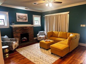 Living area - Cozy 2-bedroom house in peaceful Monroe close to restaurants and more! (Monroe)