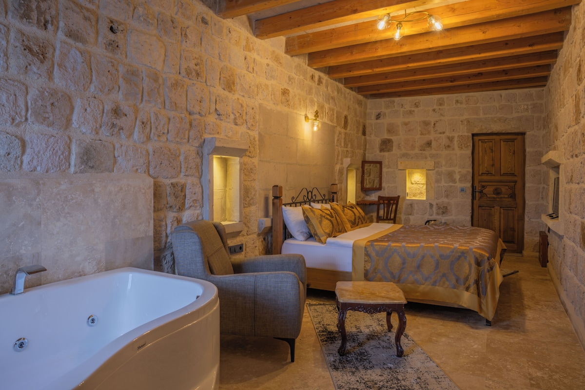 Habitació de luxe | Roba de llit d'alta qualitat i escriptori 