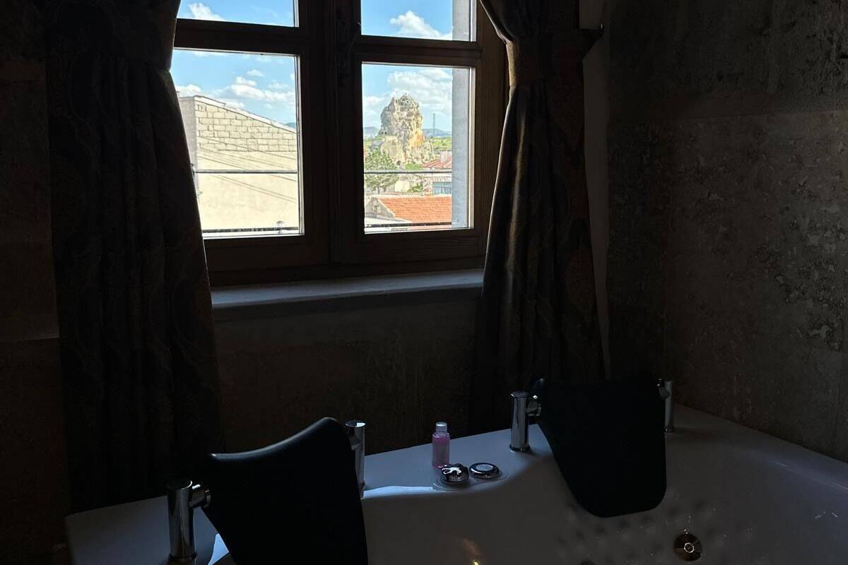 Luxury Room | Laptop workspace, free WiFi, bed sheets