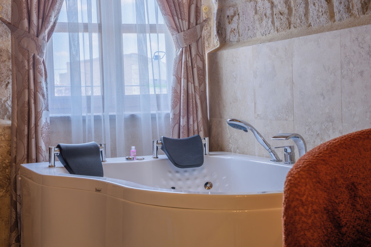 Habitació de luxe | Roba de llit d'alta qualitat i escriptori 
