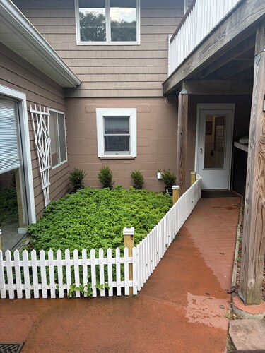 Serene 1-bedroom apartment with AC in East Hampton
