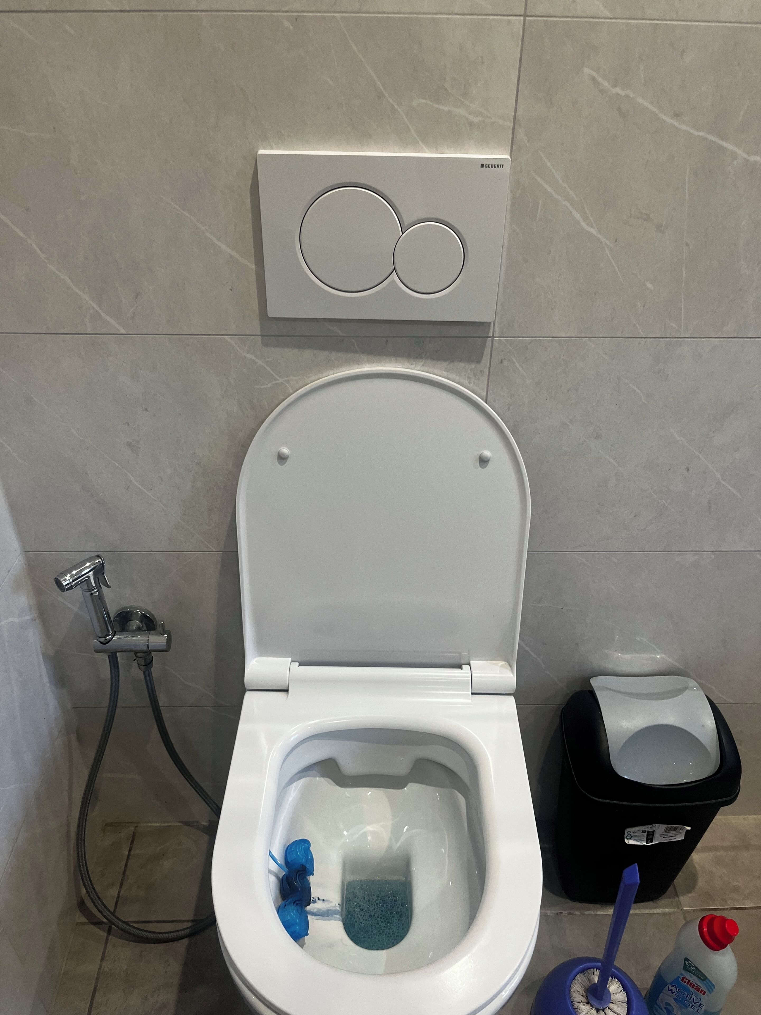 Douche, serviettes fournies, papier toilette