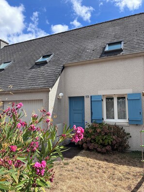 A house with a grey tiled roof, a blue door, and a number '26' on the wall. - Maison Marilou, in the heart of the Gulf of Morbihan in Brittany, with friends or family (Plescop)