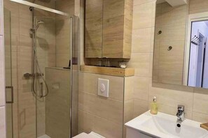 Dusche, Haartrockner, Handtücher, Seife