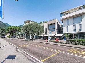 Eine Straße mit Busspur, modernen Gebäuden und blauem Himmel.