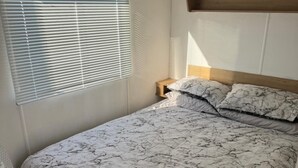 Room - Caravan Sleeps 8 With Parking (Clacton-on-Sea)