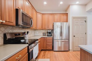Coffee/tea maker, fridge, microwave, stovetop - Chandler Cottage, Charming Golf Cottage in Hampton Hall (Bluffton)