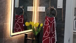 Basic Studio, Air conditioning | Bathroom | Shower, bidet, towels, soap