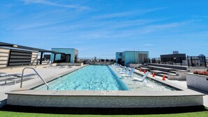 Piscina no terraço com limite de profundidade de 88 centímetros e placa indicando que mergulhos não são permitidos.