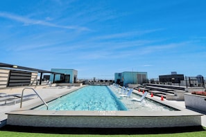Piscina en la azotea con una profundidad máxima de 86 centímetros y prohibido bucear.