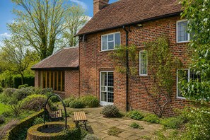 Exterior - Pond Cottage | Charming 3 Bed Country Escape - Pass the Keys (Sacombe)