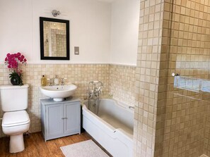 Bathroom - Pond Cottage | Charming 3 Bed Country Escape - Pass the Keys (Sacombe)