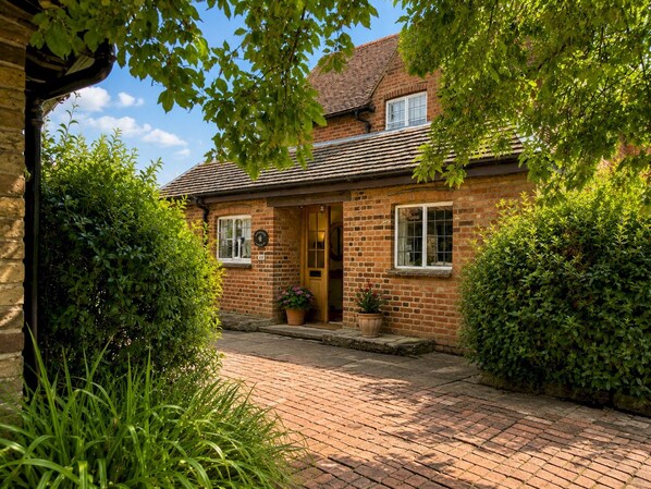 Exterior - Pond Cottage | Charming 3 Bed Country Escape - Pass the Keys (Sacombe)