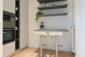 A kitchen with a microwave, a coffee machine, and a plant on a shelf. - [Free parking & Wi-Fi] 10 min. from downtown (Padova)