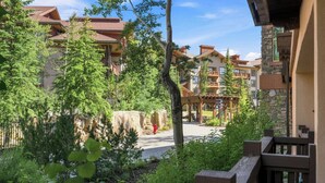 En resort med flere bygninger, et overdækket udendørsområde og en belagt sti.