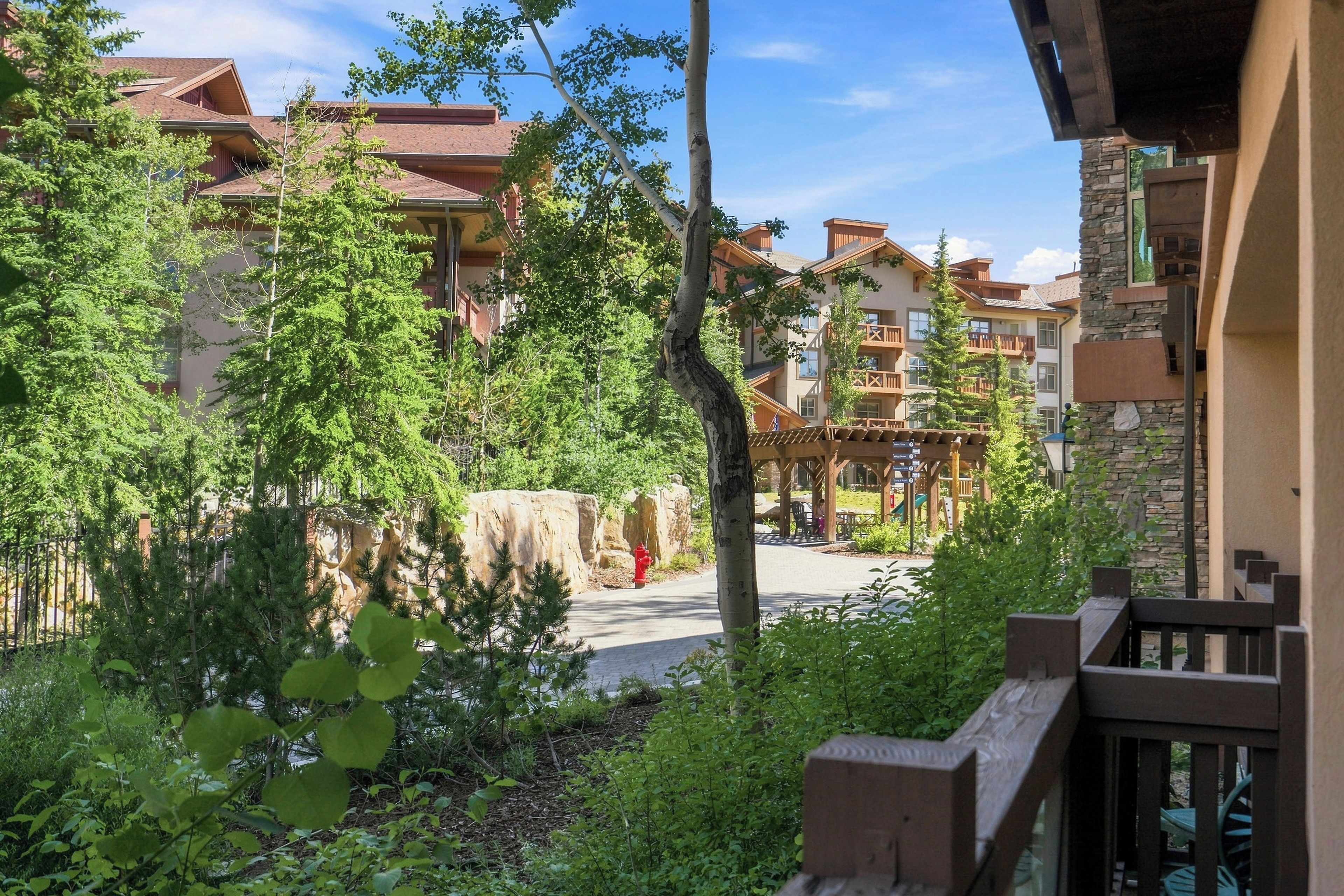 Ein Resort mit mehreren Gebäuden, einer überdachten Außenanlage und einem gepflasterten Weg.