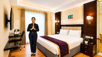 Executive Suite, City View | Desk, laptop workspace, iron/ironing board, WiFi (free)