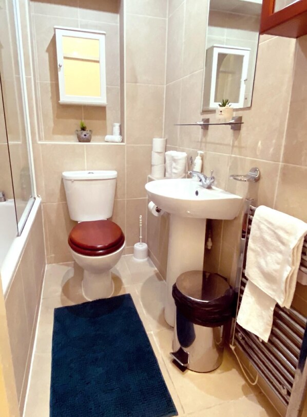 Bathroom - Chelsea 1-Bed Flat on King's Road | Sleeps 3 (London)