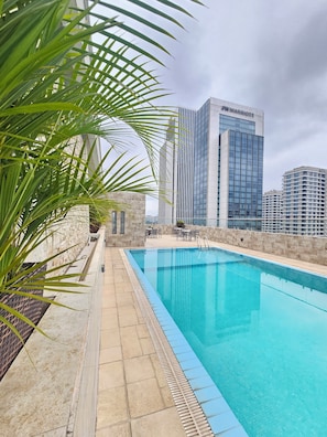 Una piscina al aire libre