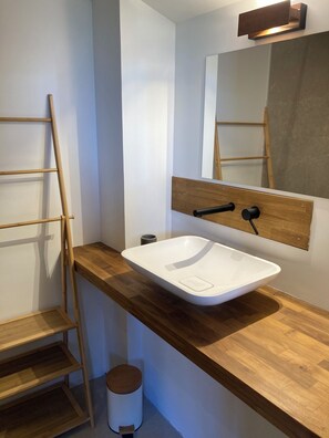 Haartrockner, Handtücher, Seife, Toilettenpapier