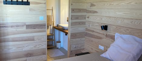 6 bedrooms, iron/ironing board, travel crib, WiFi (free)