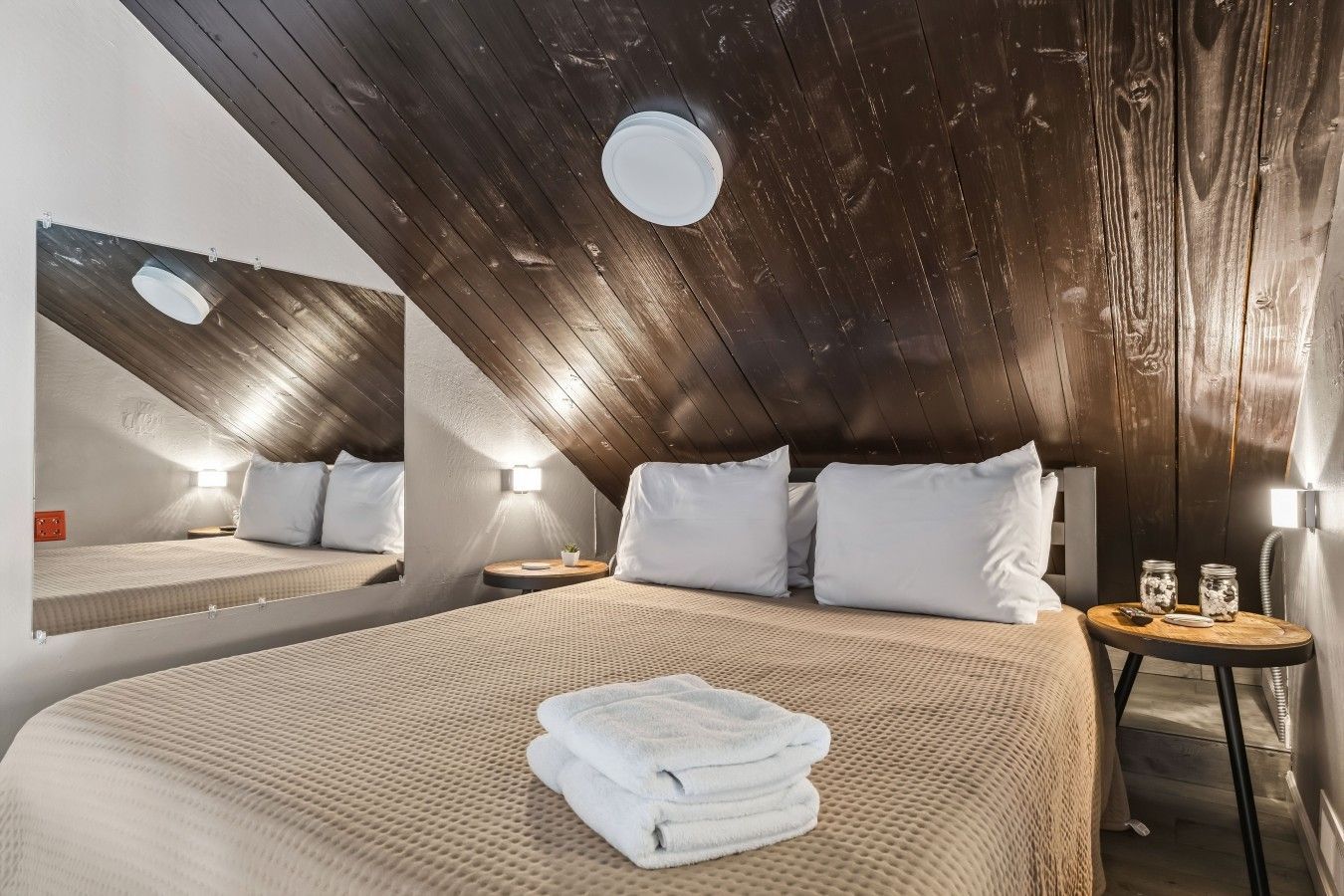 Tabla de planchar con plancha, wifi, ropa de cama