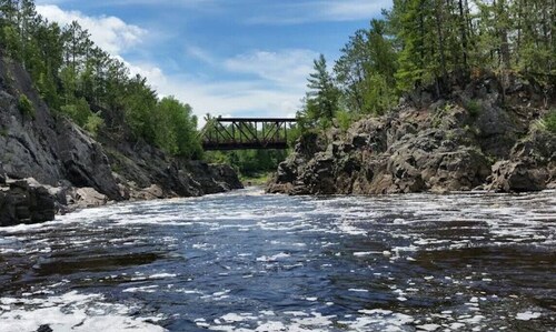 Spacious 3-bedroom house near Duluth with Jay Cooke State Park steps away