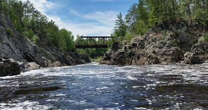 Spacious 3-bedroom house near Duluth with Jay Cooke State Park steps away