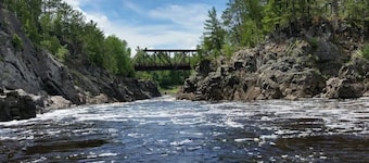 Spacious 3-bedroom house near Duluth with Jay Cooke State Park steps away