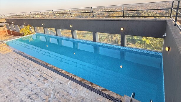 A rooftop infinity pool with a clear view of the cityscape. - Cozy studio bed & breakfast in quaint Nairobi with 
swimming pool (Nairobi)