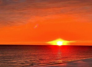 A sunset over the ocean with a clear horizon. - Sea Forever at Aquavista 406 E- W PCB - Beachfront (Panama City Beach)
