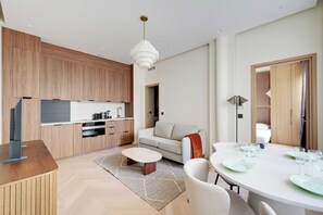A modern living space with a kitchen, dining area, and seating. - Modern a/c - 1bdr/4p Flat - Montorgueil (Paris)