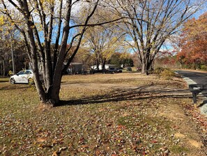 Property grounds - Charming 3-bedroom country house in serene Scottsville with AC (Scottsville)