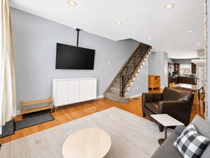 Living area - 2BR/2.5BA Stylish home near Center City + King Bed (Philadelphia)