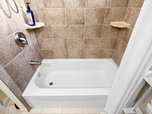 Bathroom - 2BR/2.5BA Stylish home near Center City + King Bed (Philadelphia)