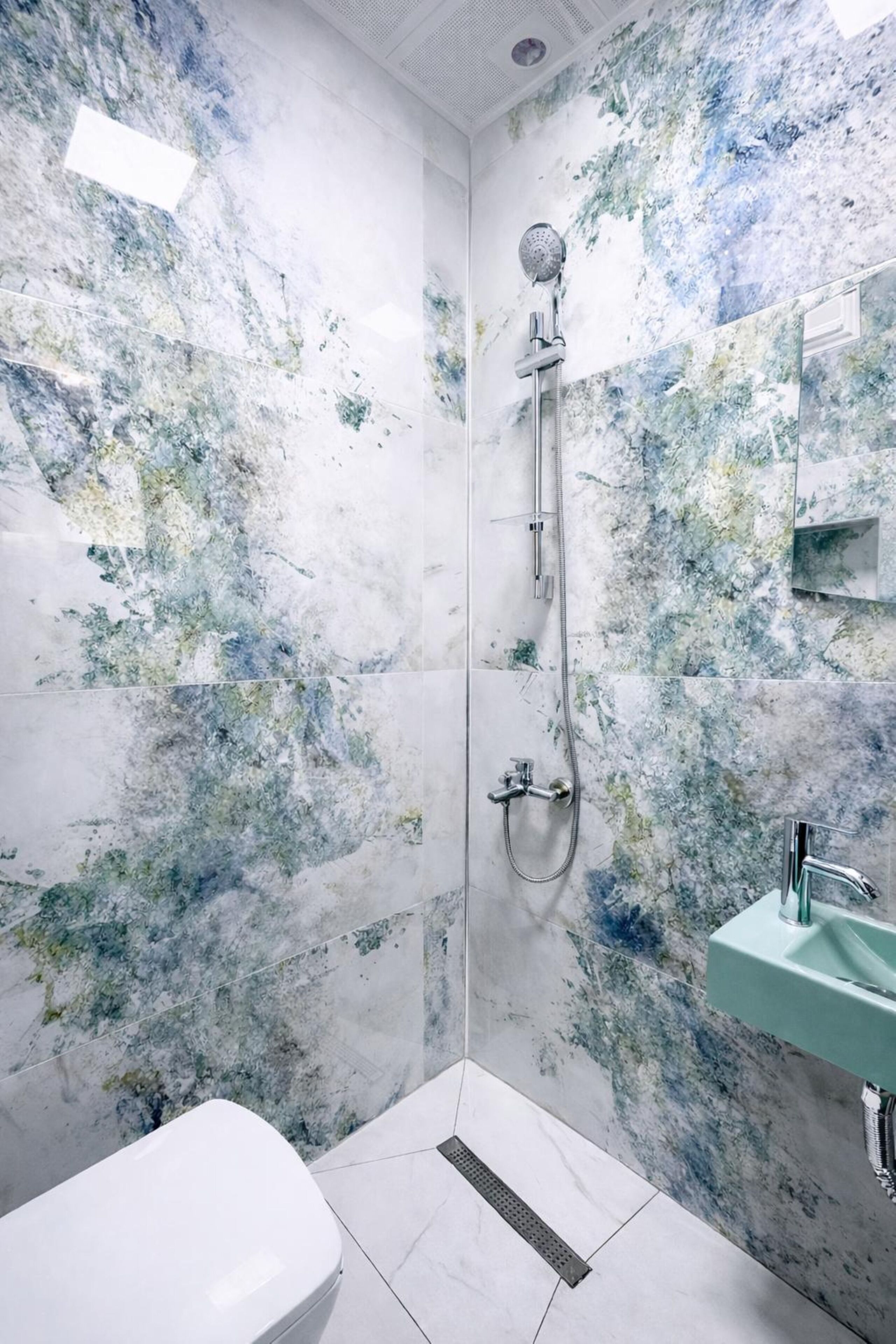 Een douche, een haardroger, handdoeken, zeep